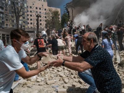 Разбор завалов после удара по киевской больнице "Охмадет", 8.07.24. Фото: t.me/nlevshitstelegram